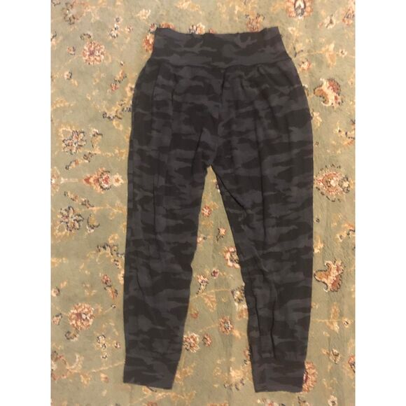 Athleta Salutation Cruise Camo Black Jogger Pants, size L - Picture 3 of 5